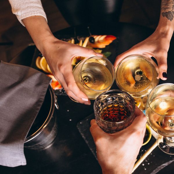 male-female-hands-close-up-with-cocktails